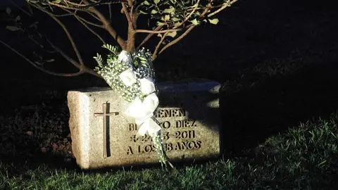 Las rutas culturales en el Cementerio de León, organizadas por Serfunle, comenzaron este miércoles con todas las plazas agotadas y un recorrido teatralizado que rescata la memoria de personajes clave en la historia de León. Fotos: M.A. García
