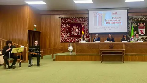 León abre el curso del Programa de la Experiencia con más de mil alumnos mayores. El programa educativo para mayores de 55 años bate récords en León, Ponferrada y Astorga, y crece también en su formato online.
