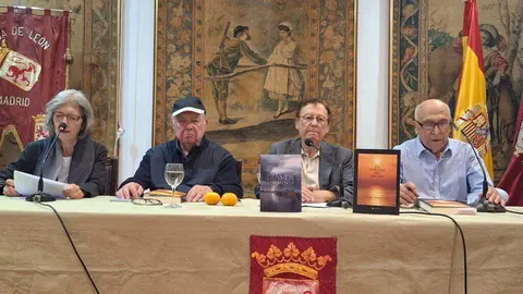 Presentación de los libros, Días de tormenta (novela) y La verdad sea dicha (artículos), por parte de su autor, el profesor y escritor Santiago Trancón, en la Casa de León en Madrid.