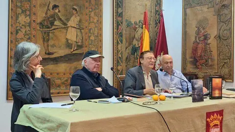 Presentación de los libros, Días de tormenta (novela) y La verdad sea dicha (artículos), por parte de su autor, el profesor y escritor Santiago Trancón, en la Casa de León en Madrid.