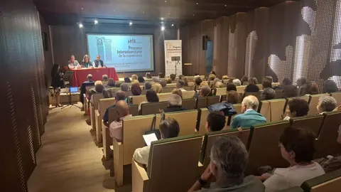 La Universidad de León reafirma su compromiso con la educación a lo largo de la vida al superar los 1.000 estudiantes en el Programa Interuniversitario de la Experiencia. La rectora, Nuria González, inaugura el curso 2025/26 del PIEX en Astorga y destaca el valor del aprendizaje intergeneracional y la lucha contra la soledad no deseada.