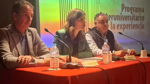 La Universidad de León reafirma su compromiso con la educación a lo largo de la vida al superar los 1.000 estudiantes en el Programa Interuniversitario de la Experiencia. La rectora, Nuria González, inaugura el curso 2025/26 del PIEX en Astorga y destaca el valor del aprendizaje intergeneracional y la lucha contra la soledad no deseada.