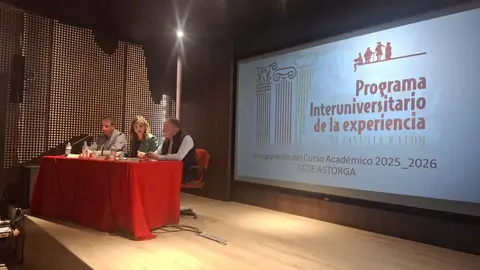 La Universidad de León reafirma su compromiso con la educación a lo largo de la vida al superar los 1.000 estudiantes en el Programa Interuniversitario de la Experiencia. La rectora, Nuria González, inaugura el curso 2025/26 del PIEX en Astorga y destaca el valor del aprendizaje intergeneracional y la lucha contra la soledad no deseada.