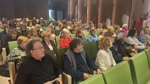 La Universidad de León reafirma su compromiso con la educación a lo largo de la vida al superar los 1.000 estudiantes en el Programa Interuniversitario de la Experiencia. La rectora, Nuria González, inaugura el curso 2025/26 del PIEX en Astorga y destaca el valor del aprendizaje intergeneracional y la lucha contra la soledad no deseada.