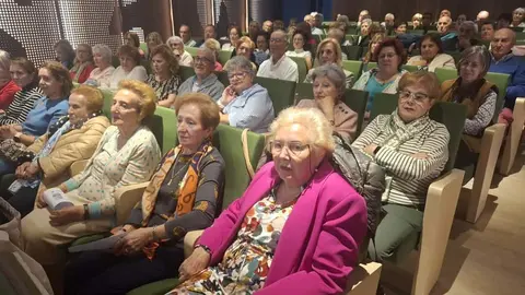 La Universidad de León reafirma su compromiso con la educación a lo largo de la vida al superar los 1.000 estudiantes en el Programa Interuniversitario de la Experiencia. La rectora, Nuria González, inaugura el curso 2025/26 del PIEX en Astorga y destaca el valor del aprendizaje intergeneracional y la lucha contra la soledad no deseada.