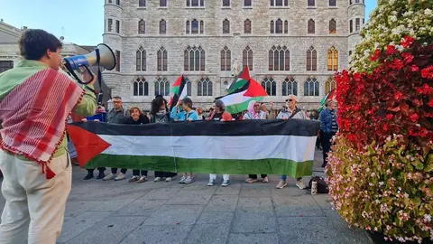 Decenas de personas se reunieron este jueves frente a Casa Botines convocadas por la plataforma ‘Llión col puebru palestín’ bajo el lema ‘Fin al comercio de armas y a las relaciones con Israel’.