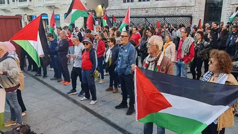 Decenas de personas se reunieron este jueves frente a Casa Botines convocadas por la plataforma ‘Llión col puebru palestín’ bajo el lema ‘Fin al comercio de armas y a las relaciones con Israel’.