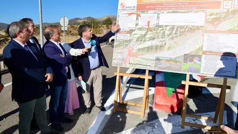 El consejero de Movilidad y Transformación Digital presenta las obras de mejora de la carretera CL-626. Foto: Campillo