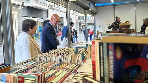 Más de 50.000 libros llenan desde este viernes la calle Legión VII de León, donde ha abierto sus puertas la XXXII Feria del Libro Antiguo y de Ocasión. El alcalde de León, José Antonio Diez, ha sido el encargado de la inauguración. Fotos: AytoLeon