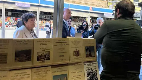 Más de 50.000 libros llenan desde este viernes la calle Legión VII de León, donde ha abierto sus puertas la XXXII Feria del Libro Antiguo y de Ocasión. El alcalde de León, José Antonio Diez, ha sido el encargado de la inauguración. Fotos: AytoLeon