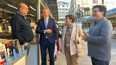 Más de 50.000 libros llenan desde este viernes la calle Legión VII de León, donde ha abierto sus puertas la XXXII Feria del Libro Antiguo y de Ocasión. El alcalde de León, José Antonio Diez, ha sido el encargado de la inauguración. Fotos: AytoLeon