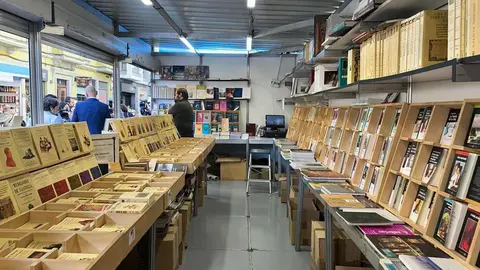 Más de 50.000 libros llenan desde este viernes la calle Legión VII de León, donde ha abierto sus puertas la XXXII Feria del Libro Antiguo y de Ocasión. El alcalde de León, José Antonio Diez, ha sido el encargado de la inauguración. Fotos: AytoLeon