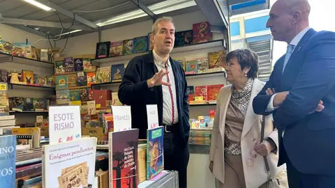 Más de 50.000 libros llenan desde este viernes la calle Legión VII de León, donde ha abierto sus puertas la XXXII Feria del Libro Antiguo y de Ocasión. El alcalde de León, José Antonio Diez, ha sido el encargado de la inauguración. Fotos: AytoLeon