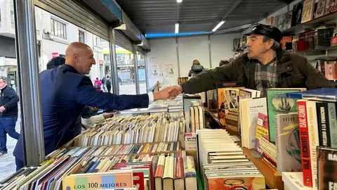 Más de 50.000 libros llenan desde este viernes la calle Legión VII de León, donde ha abierto sus puertas la XXXII Feria del Libro Antiguo y de Ocasión. El alcalde de León, José Antonio Diez, ha sido el encargado de la inauguración. Fotos: AytoLeon