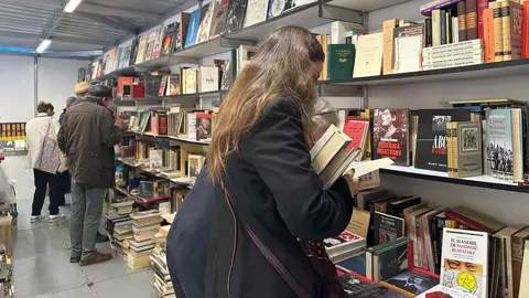 Más de 50.000 libros llenan desde este viernes la calle Legión VII de León, donde ha abierto sus puertas la XXXII Feria del Libro Antiguo y de Ocasión. El alcalde de León, José Antonio Diez, ha sido el encargado de la inauguración. Fotos: AytoLeon