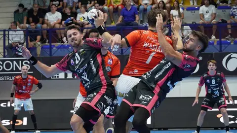 Rodrigo Pérez impulsa al Abanca Ademar a una brillante victoria en Puente Genil. El conjunto leonés supera con autoridad al equipo cordobés (26-33) tras un inicio titubeante y con un Rodrigo Pérez estelar que lideró la remontada con carácter y eficacia.