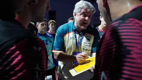 Rodrigo Pérez impulsa al Abanca Ademar a una brillante victoria en Puente Genil. El conjunto leonés supera con autoridad al equipo cordobés (26-33) tras un inicio titubeante y con un Rodrigo Pérez estelar que lideró la remontada con carácter y eficacia.