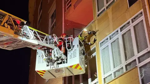 Los bomberos de León consolidan un edificio de San Andrés tras la caída de cascotes. Foto: Bomberos de León