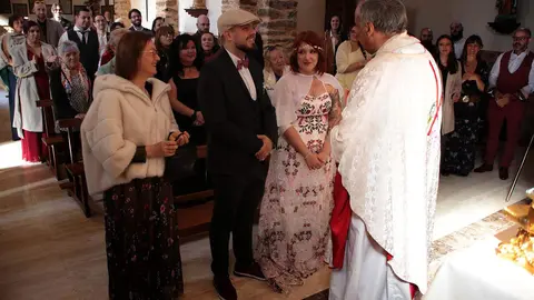 La pequeña localidad de Castro de Cepeda celebra su primera boda en el siglo XXI. Foto: Peio García