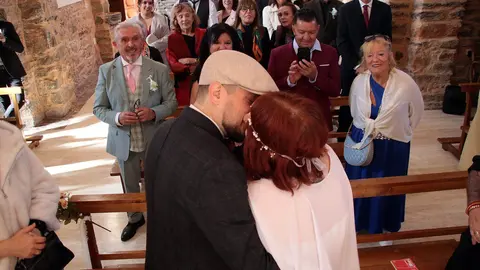 La pequeña localidad de Castro de Cepeda celebra su primera boda en el siglo XXI. Foto: Peio García