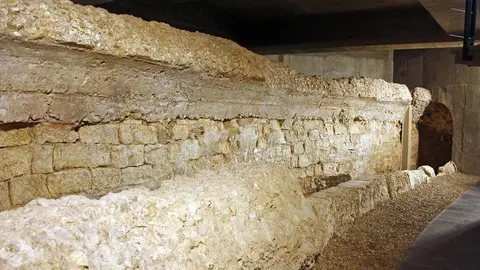 Bajo los edificios del casco antiguo de León pervive parte del antiguo anfiteatro romano de la Legio VII, un recinto de 6.000 espectadores que hoy resiste entre criptas y sótanos.