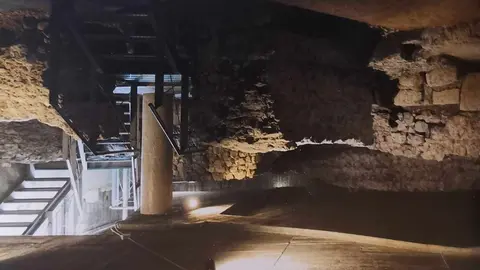 Bajo los edificios del casco antiguo de León pervive parte del antiguo anfiteatro romano de la Legio VII, un recinto de 6.000 espectadores que hoy resiste entre criptas y sótanos.