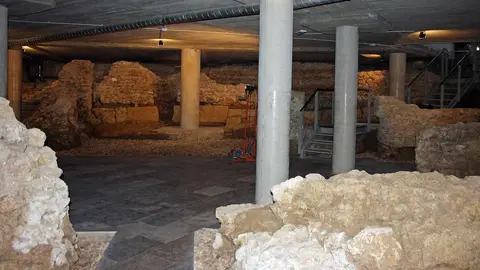 Bajo los edificios del casco antiguo de León pervive parte del antiguo anfiteatro romano de la Legio VII, un recinto de 6.000 espectadores que hoy resiste entre criptas y sótanos.