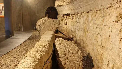 Bajo los edificios del casco antiguo de León pervive parte del antiguo anfiteatro romano de la Legio VII, un recinto de 6.000 espectadores que hoy resiste entre criptas y sótanos.