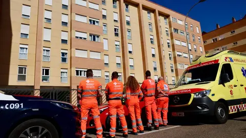Un atrincherado en el barrio de Eras de Renueva amenaza con suicidarse desde lo alto del edificio. Foto: Campillo