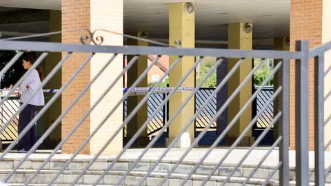 Un atrincherado en el barrio de Eras de Renueva amenaza con suicidarse desde lo alto del edificio. Foto: Campillo