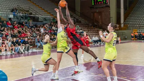 El Mipelletymás B.F. León firma una gran remontada en el Palacio y se impone a un combativo Robles Lleida en un partido intenso. Foto: Raúl Quijada