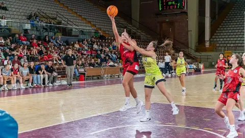 El Mipelletymás B.F. León firma una gran remontada en el Palacio y se impone a un combativo Robles Lleida en un partido intenso. Foto: Raúl Quijada