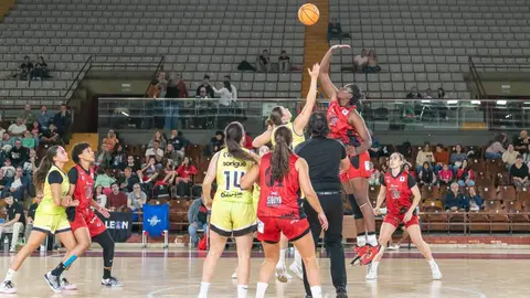 El Mipelletymás B.F. León firma una gran remontada en el Palacio y se impone a un combativo Robles Lleida en un partido intenso. Foto: Raúl Quijada
