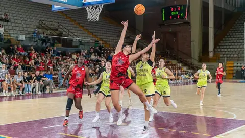 El Mipelletymás B.F. León firma una gran remontada en el Palacio y se impone a un combativo Robles Lleida en un partido intenso. Foto: Raúl Quijada