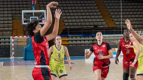 El Mipelletymás B.F. León firma una gran remontada en el Palacio y se impone a un combativo Robles Lleida en un partido intenso. Foto: Raúl Quijada