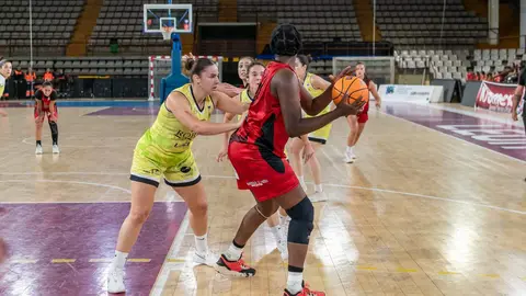 El Mipelletymás B.F. León firma una gran remontada en el Palacio y se impone a un combativo Robles Lleida en un partido intenso. Foto: Raúl Quijada
