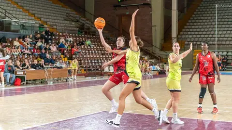 El Mipelletymás B.F. León firma una gran remontada en el Palacio y se impone a un combativo Robles Lleida en un partido intenso. Foto: Raúl Quijada