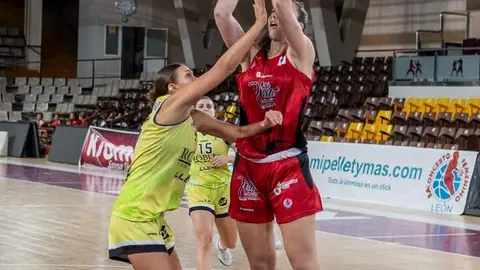 El Mipelletymás B.F. León firma una gran remontada en el Palacio y se impone a un combativo Robles Lleida en un partido intenso. Foto: Raúl Quijada