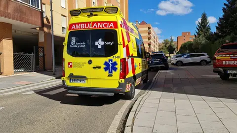 Un atrincherado en el barrio de Eras de Renueva amenaza con suicidarse desde lo alto del edificio. Foto: J.C.