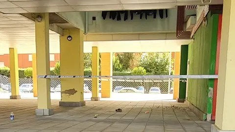 Un atrincherado en el barrio de Eras de Renueva amenaza con suicidarse desde lo alto del edificio. Foto: J.C.