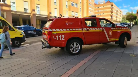 Un atrincherado en el barrio de Eras de Renueva amenaza con suicidarse desde lo alto del edificio. Foto: J.C.