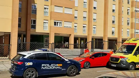 Un atrincherado en el barrio de Eras de Renueva amenaza con suicidarse desde lo alto del edificio. Foto: J.C.