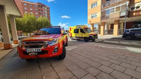 Un atrincherado en el barrio de Eras de Renueva amenaza con suicidarse desde lo alto del edificio. Foto: J.C.