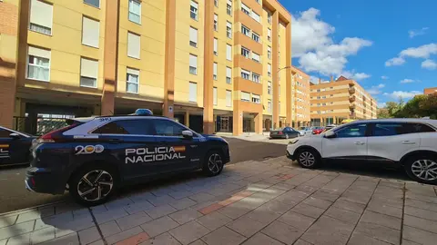 Un atrincherado en el barrio de Eras de Renueva amenaza con suicidarse desde lo alto del edificio. Foto: J.C.