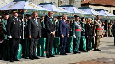 El general de Brigada Jefe de la XII Zona de la Guardia Civil (Castilla y León), José Antonio Fernández de Luz de las Heras y el delegado del Gobierno, Nicanor Sen, presiden el acto institucional de la festividad de la Virgen del Pilar. Foto: Campillo