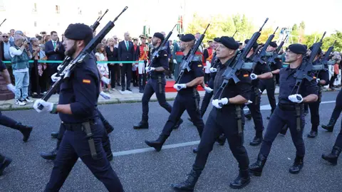 El general de Brigada Jefe de la XII Zona de la Guardia Civil (Castilla y León), José Antonio Fernández de Luz de las Heras y el delegado del Gobierno, Nicanor Sen, presiden el acto institucional de la festividad de la Virgen del Pilar. Foto: Campillo