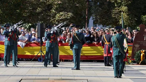 El general de Brigada Jefe de la XII Zona de la Guardia Civil (Castilla y León), José Antonio Fernández de Luz de las Heras y el delegado del Gobierno, Nicanor Sen, presiden el acto institucional de la festividad de la Virgen del Pilar. Foto: Campillo