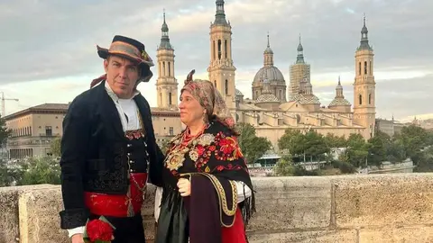León ha vuelto a hacerse sentir lejos de casa. Un grupo de leoneses, ataviados con la indumentaria tradicional de su tierra, participó este domingo en la multitudinaria ofrenda floral a la Virgen del Pilar. El alcalde de León, José Antonio Diez, ha publicado las singulares imágenes de esta cita llena de tradición.