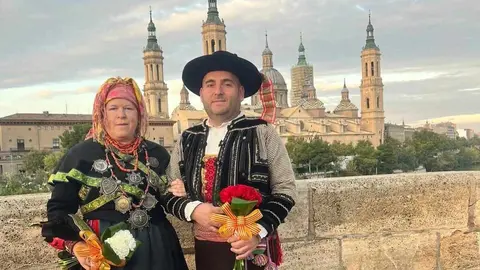 León ha vuelto a hacerse sentir lejos de casa. Un grupo de leoneses, ataviados con la indumentaria tradicional de su tierra, participó este domingo en la multitudinaria ofrenda floral a la Virgen del Pilar. El alcalde de León, José Antonio Diez, ha publicado las singulares imágenes de esta cita llena de tradición.