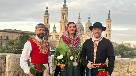 León ha vuelto a hacerse sentir lejos de casa. Un grupo de leoneses, ataviados con la indumentaria tradicional de su tierra, participó este domingo en la multitudinaria ofrenda floral a la Virgen del Pilar. El alcalde de León, José Antonio Diez, ha publicado las singulares imágenes de esta cita llena de tradición.